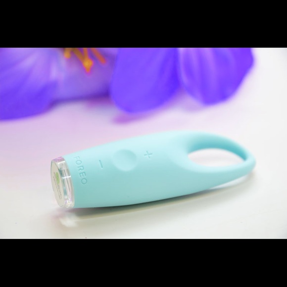 FOREO IRIS ILLUMINATING EYE MASSAGER - Picture 2 of 5